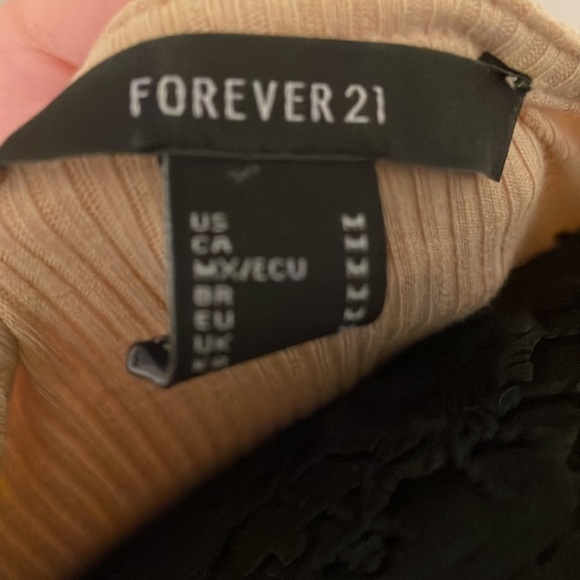 𝅺FOREVER 21 top - Picture 3 of 3